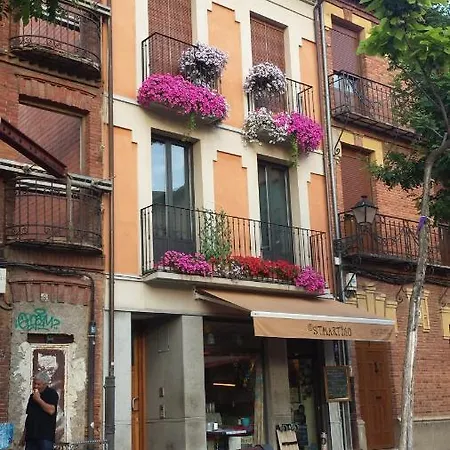 En El Casco Historico, Frente A La Colegiata De San Isidoro, *