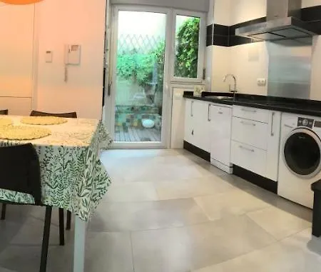 En El Casco Histórico, Frente A La Colegiata De San Isidoro, Apartamento *
