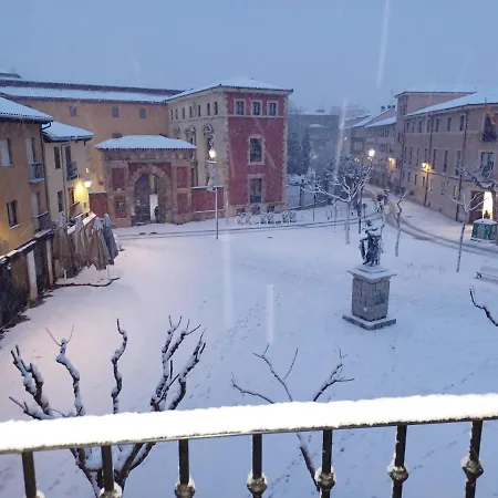 En El Casco Historico, Frente A La Colegiata De San Isidoro, アパート レオン