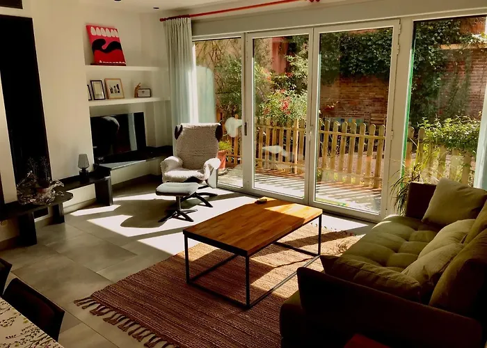 En El Casco Historico, Frente A La Colegiata De San Isidoro, Leon